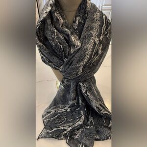 Chic and large Black and White Animal Print Scarf